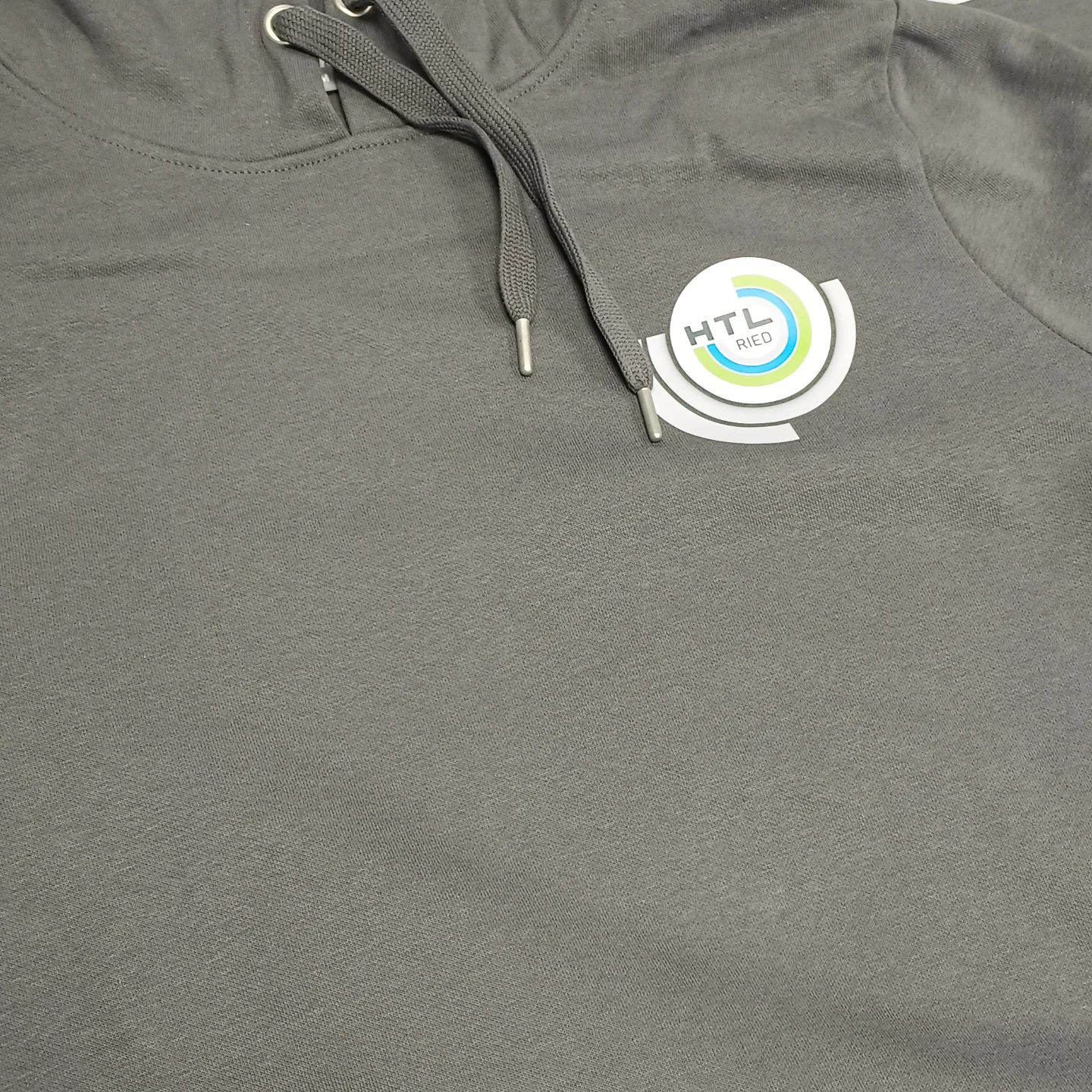 Grauer Hoodie mit gedrucktem Logo der HTL Ried